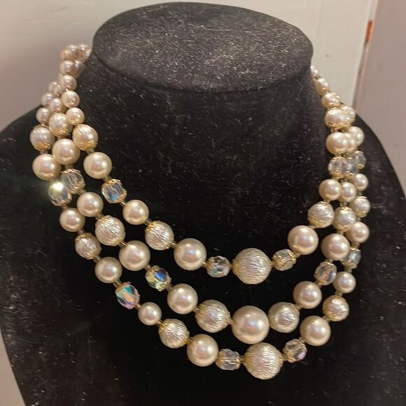 Vintage 1950s triple strand golden golden netted simulated white pearls necklace - Picture 5 of 14